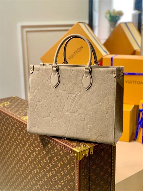 louis vuitton bag beige.